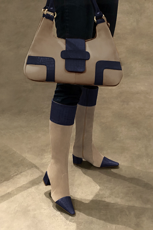 Tan beige and navy blue women's dress handbag, matching pumps and belts. Worn view - Florence KOOIJMAN